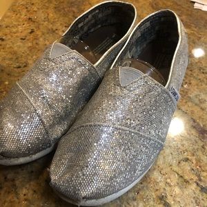 Girls sparkly silver toms.